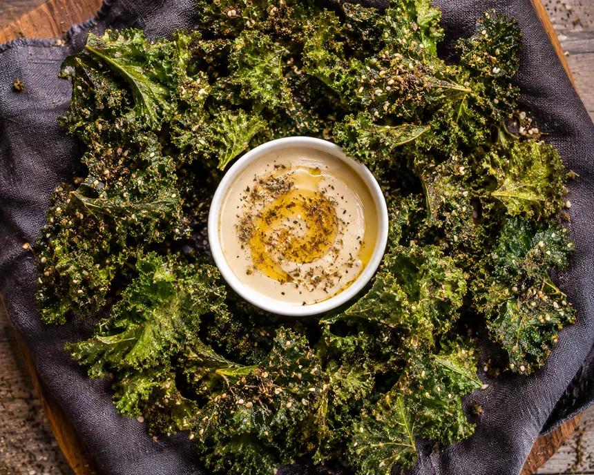 Chips de kale con tahini de limón y za'atar